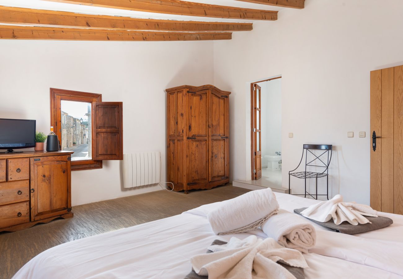 House in Moscari - Sunset Villa Can Calco - villa with pool, 5 bedrooms each with air-conditioning and bathroom en-suite