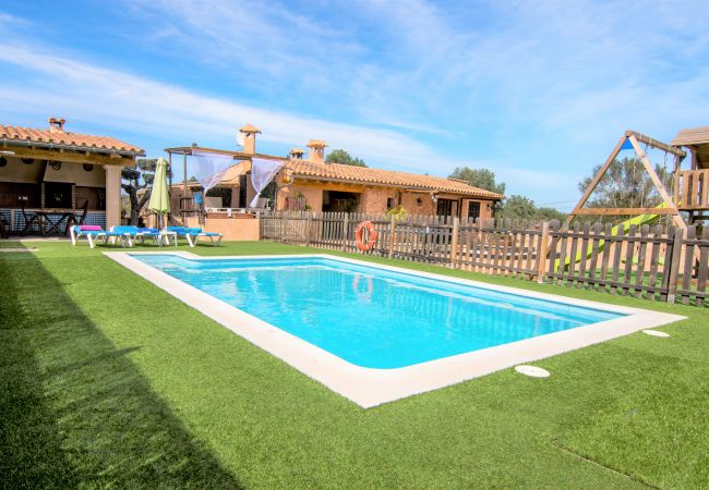 Country house in Llubi - Sunset Finca Son Sitges - Finca with fenced swimming pool, children's playground and barbecue area