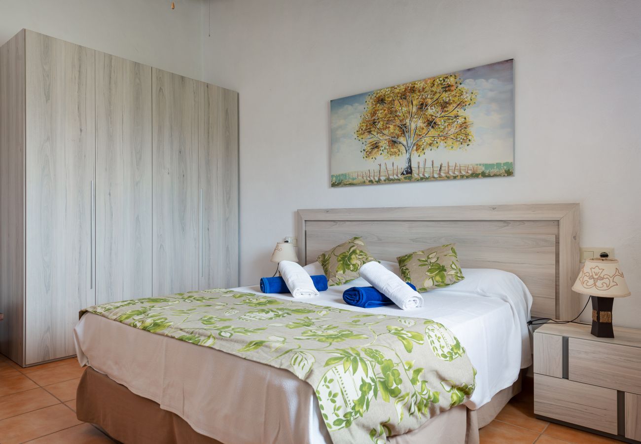 Country house in Llubi - Sunset Finca Son Sitges - Finca with fenced swimming pool, children's playground and barbecue area