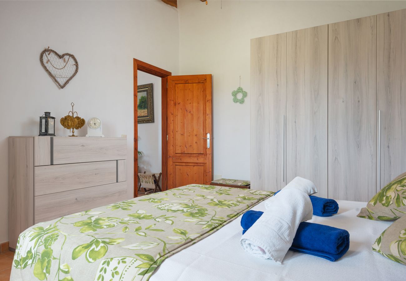 Country house in Llubi - Sunset Finca Son Sitges - Finca with fenced swimming pool, children's playground and barbecue area