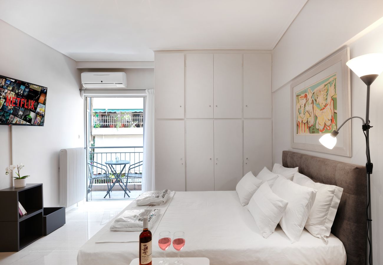 Studio in Athens - Bright Spacious Studio at a Strategic Location! 