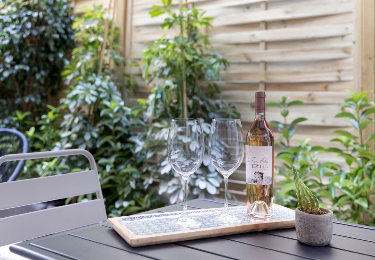 Apartment in Piraeus - Marina Zeas apartment by the sea 