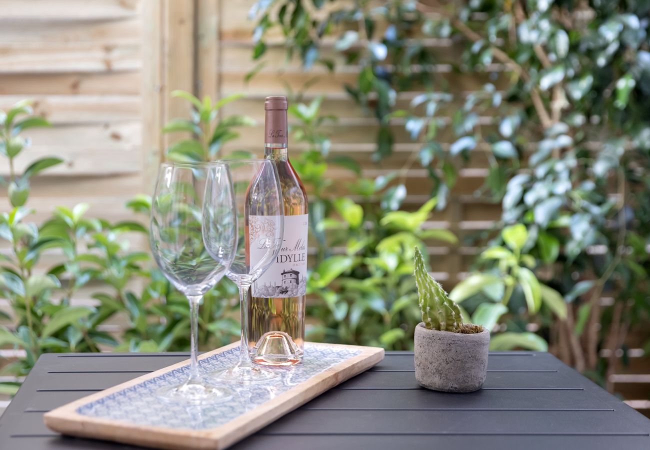 Apartment in Piraeus - Marina Zeas apartment by the sea 