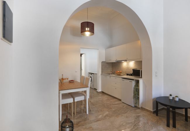 Apartment in Athens - 2BDR affordable apartment with a fireplace 