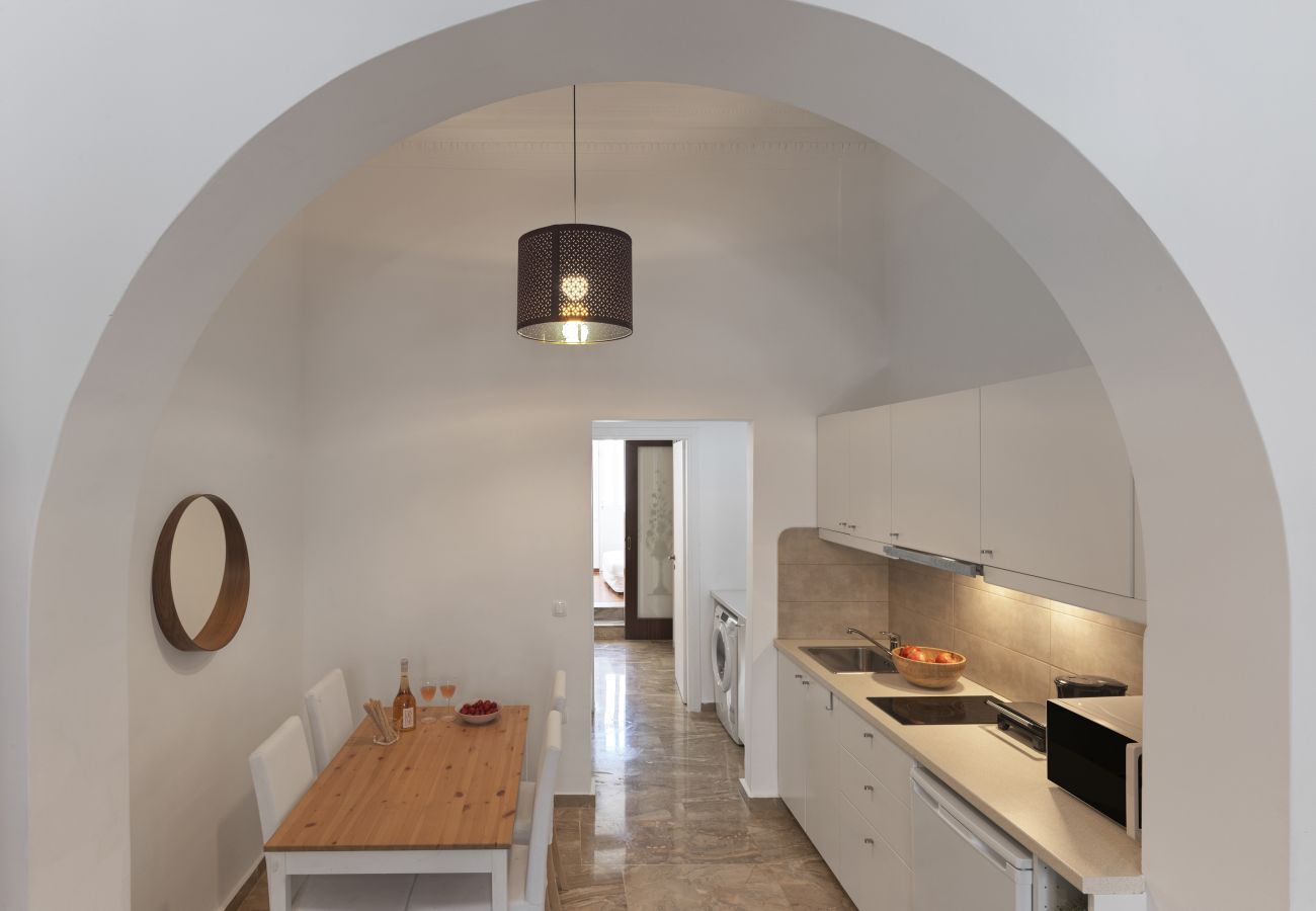 Apartment in Athens - 2BDR affordable apartment with a fireplace 