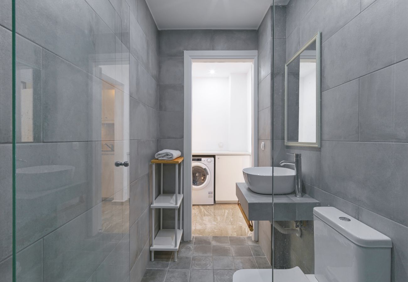 Apartment in Athens - 2BDR affordable apartment with a fireplace 