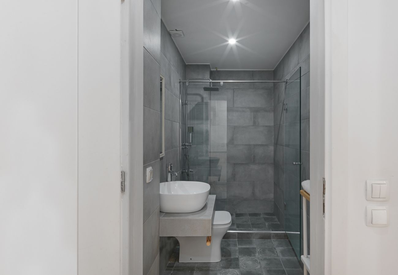 Apartment in Athens - 2BDR affordable apartment with a fireplace 