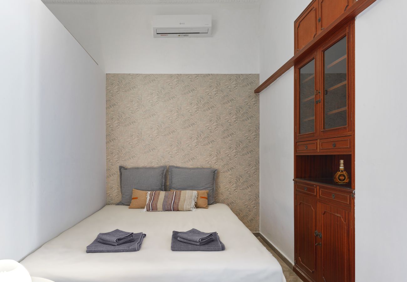 Apartment in Athens - 2BDR affordable apartment with a fireplace 