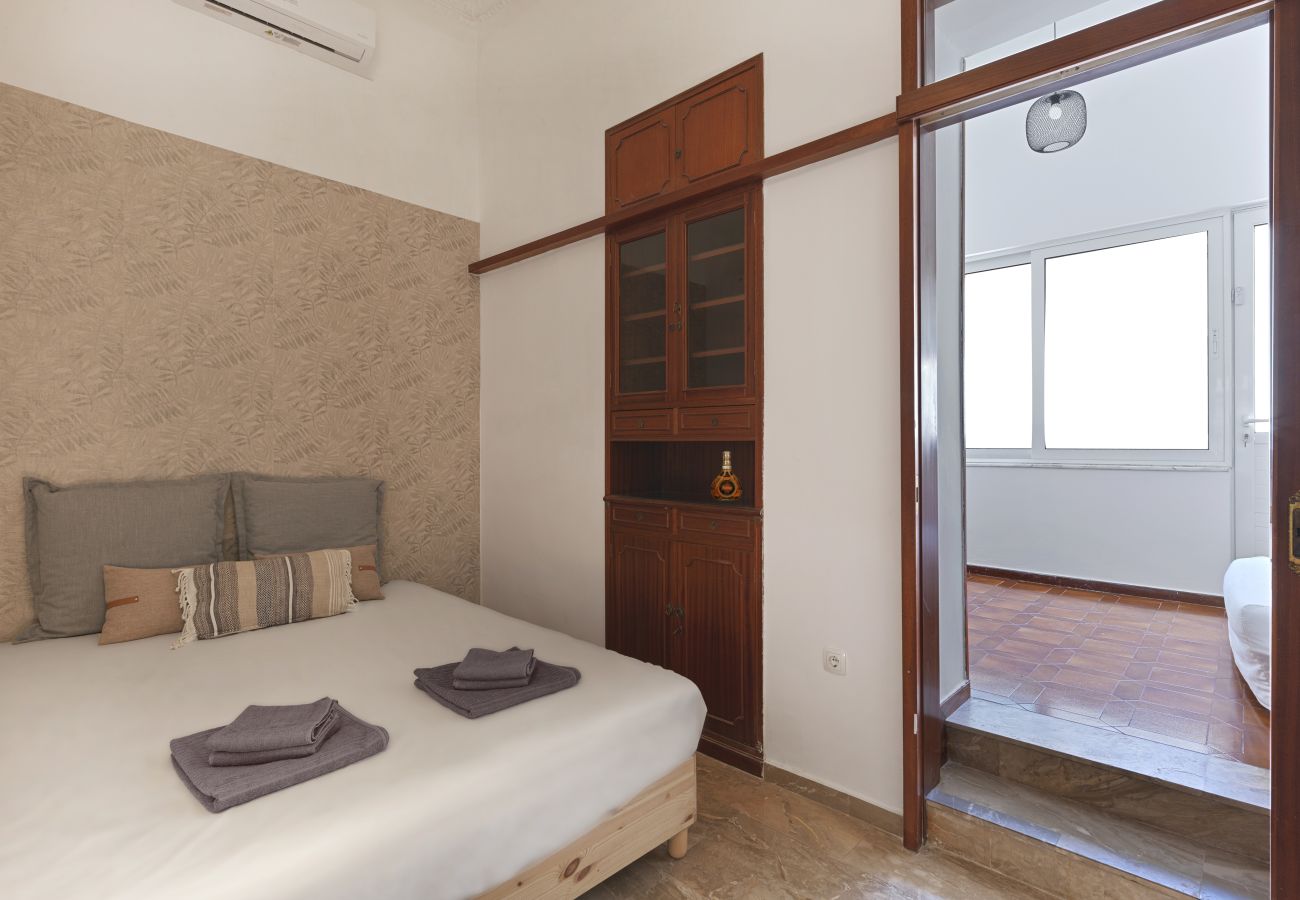 Apartment in Athens - 2BDR affordable apartment with a fireplace 