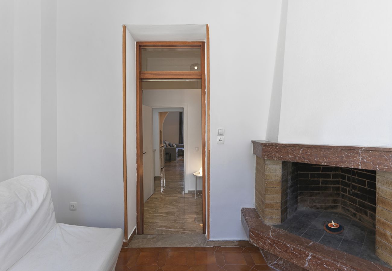 Apartment in Athens - 2BDR affordable apartment with a fireplace 