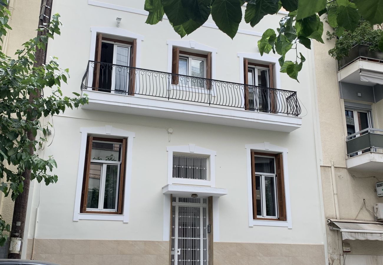 Apartment in Athens - 2BDR affordable apartment with a fireplace 