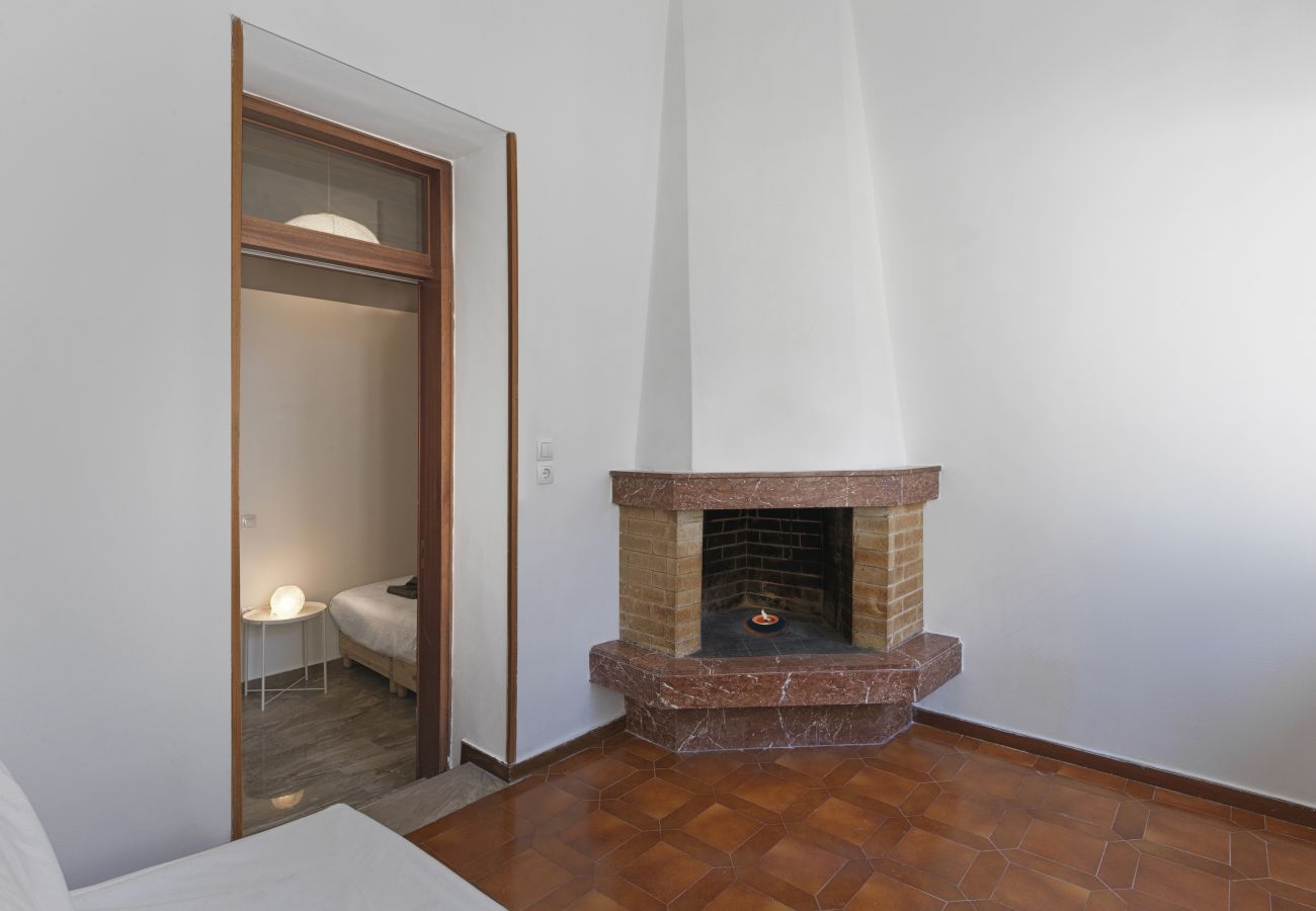 Apartment in Athens - 2BDR affordable apartment with a fireplace 
