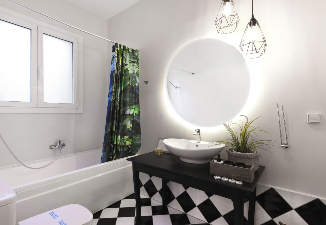 Apartment in Athens - Centrally Athenian Apartment with Jacuzzi 