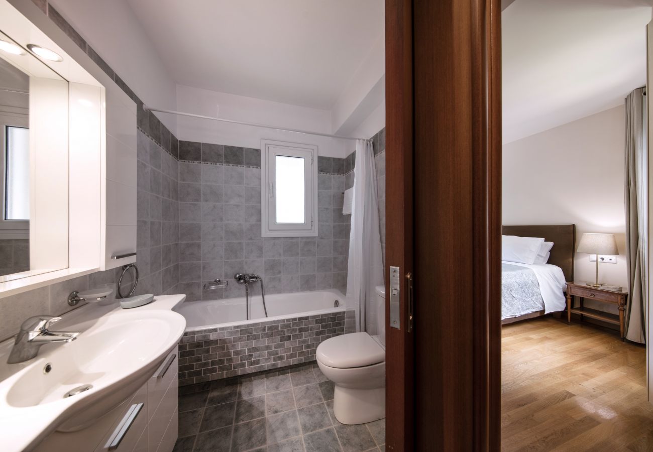 Apartment in Athens - 2 Bdr apt, VDSL,  2 mins from Acropolis museum 