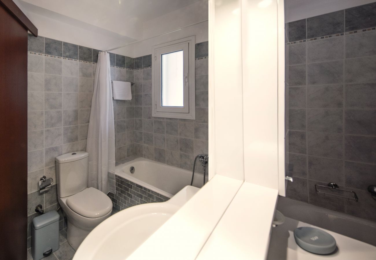 Apartment in Athens - 2 Bdr apt, VDSL,  2 mins from Acropolis museum 