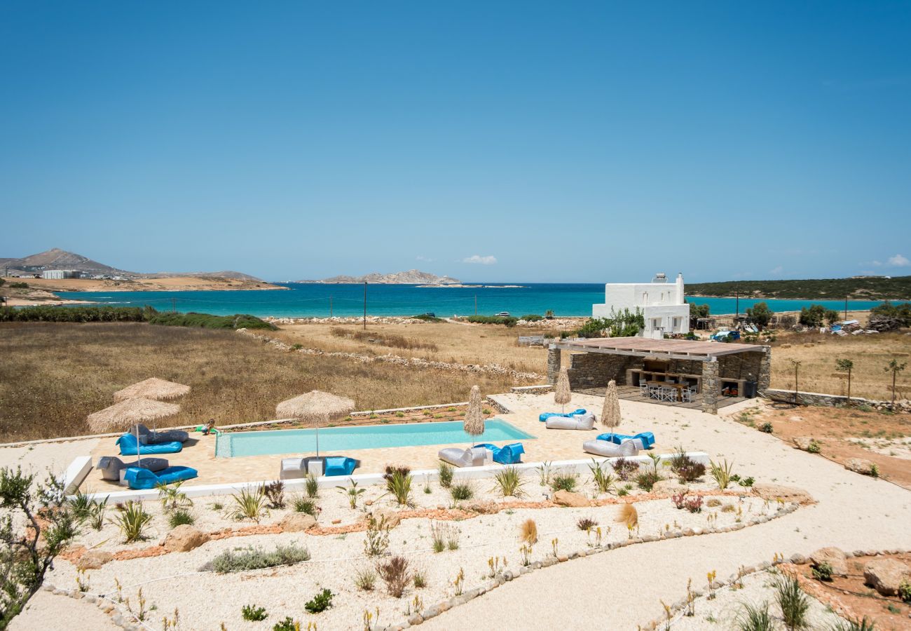 Villa in Xifara - Fabulous pool villa, steps from the beach 