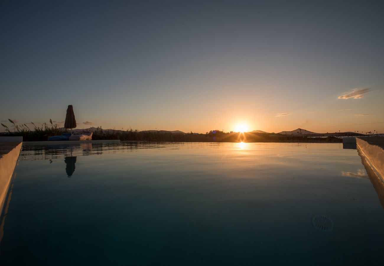 Villa in Xifara - Fabulous pool villa, steps from the beach 