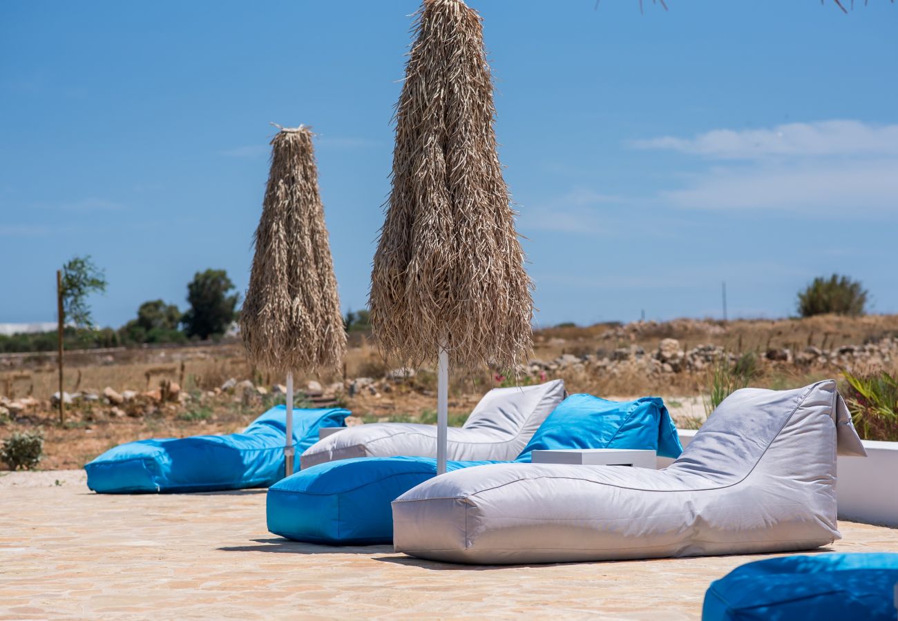 Villa in Xifara - Funky holiday villa with pool, next to the beach