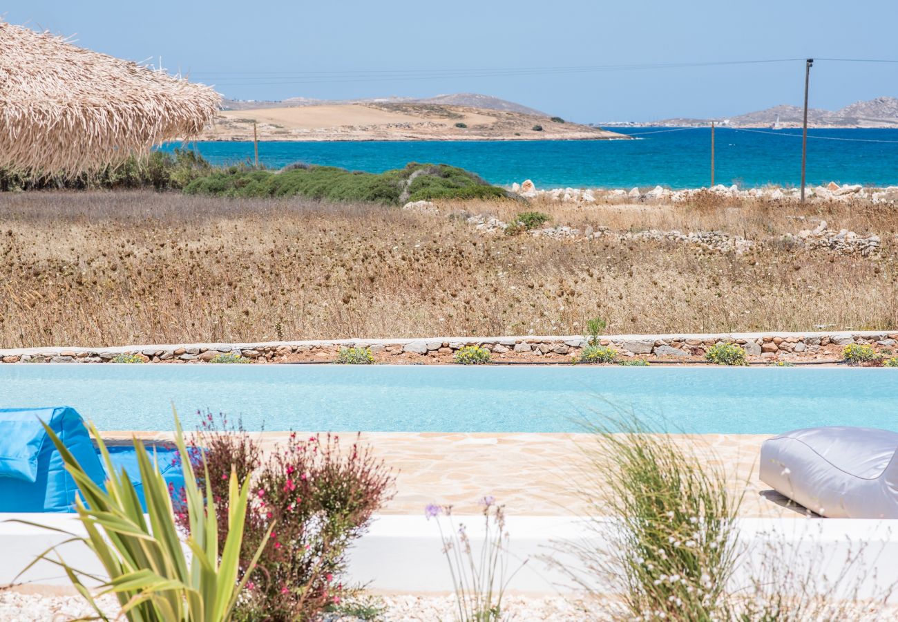 Villa in Xifara - Funky holiday villa with pool, next to the beach