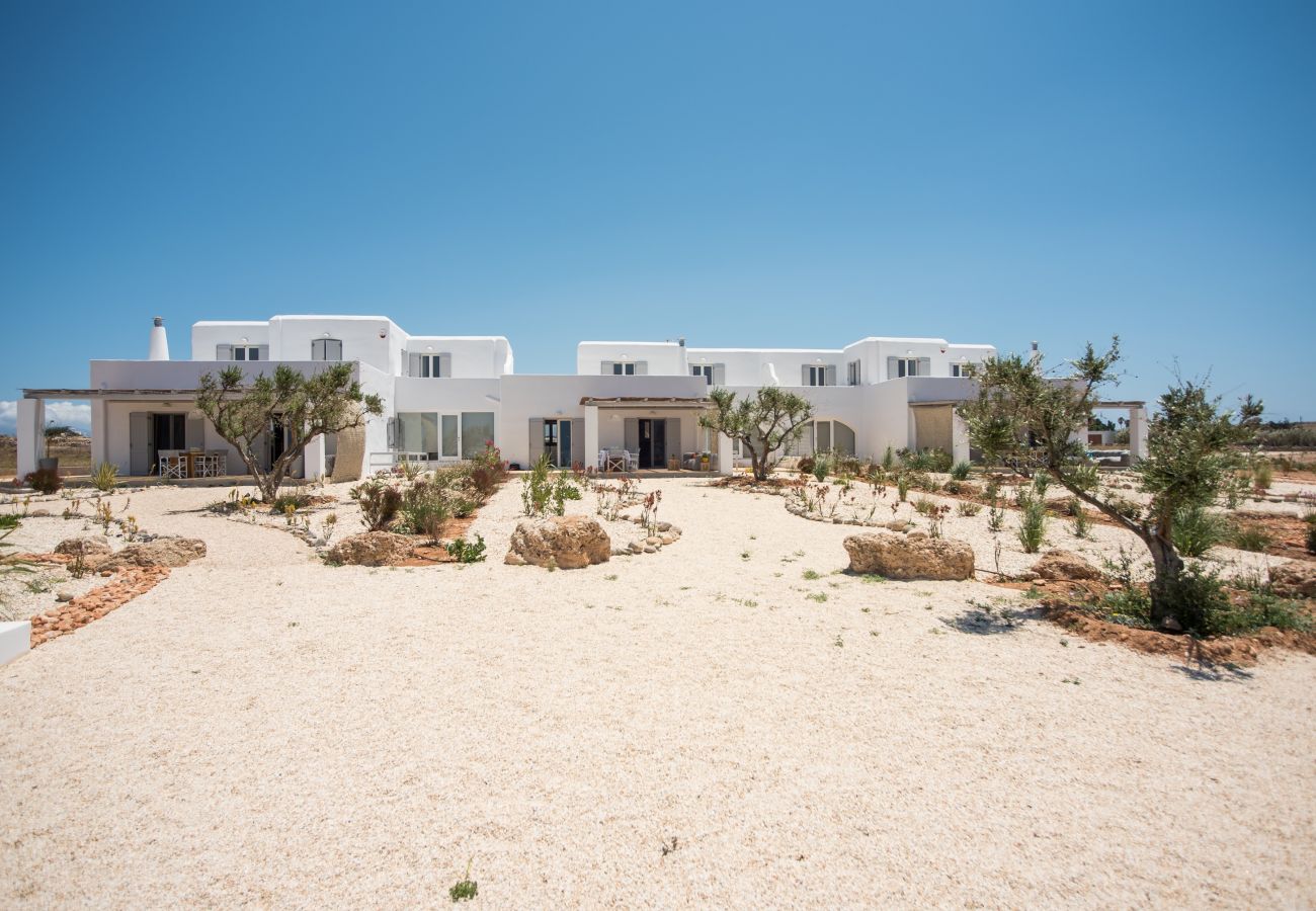 Villa in Xifara - Funky holiday villa with pool, next to the beach