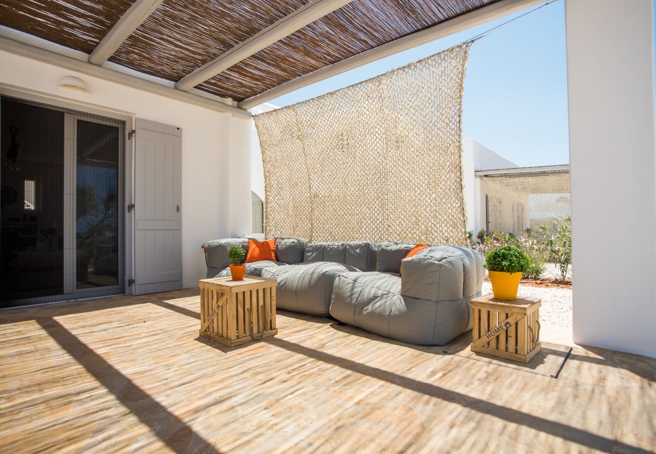 Villa in Xifara - Funky holiday villa with pool, next to the beach