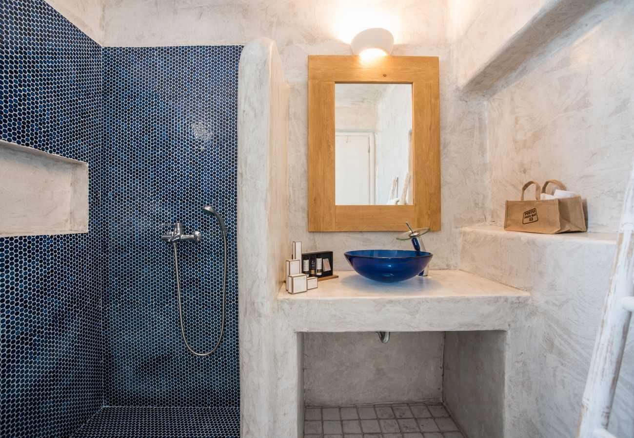 Villa in Xifara - Funky holiday villa with pool, next to the beach