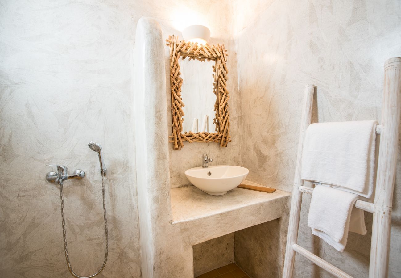 Villa in Xifara - Funky holiday villa with pool, next to the beach