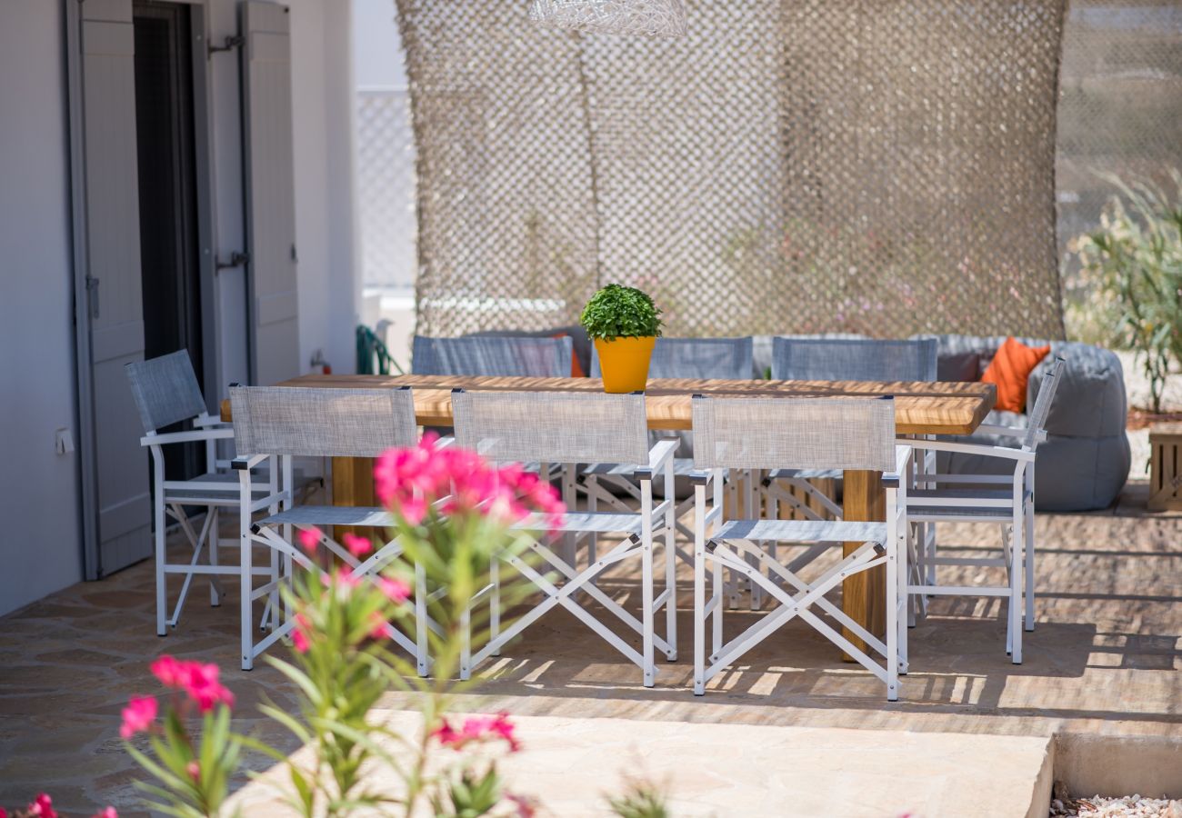 Villa in Xifara - Funky holiday villa with pool, next to the beach