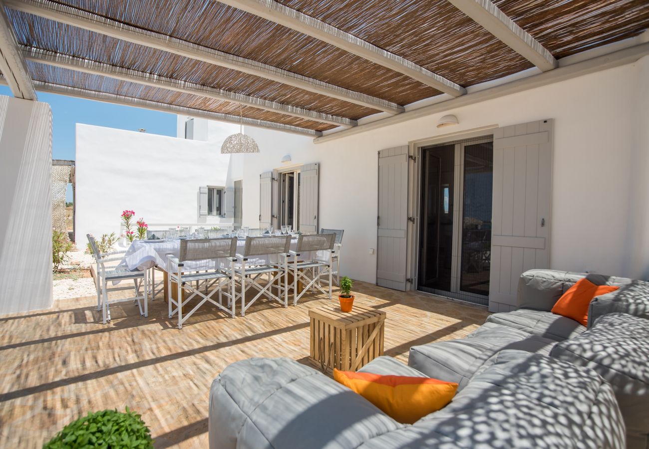 Villa in Xifara - Funky holiday villa with pool, next to the beach