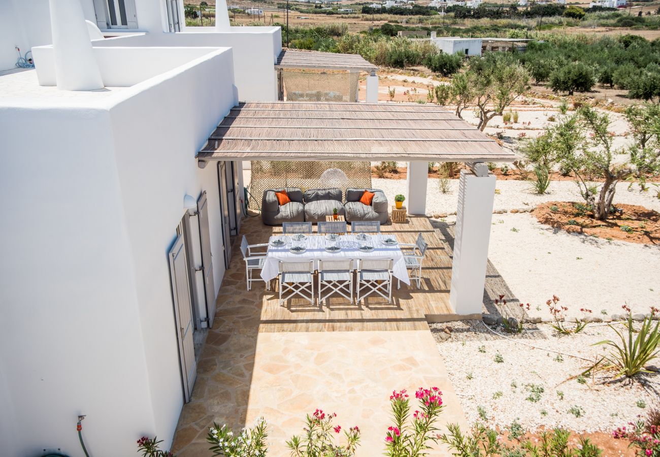 Villa in Xifara - Funky holiday villa with pool, next to the beach