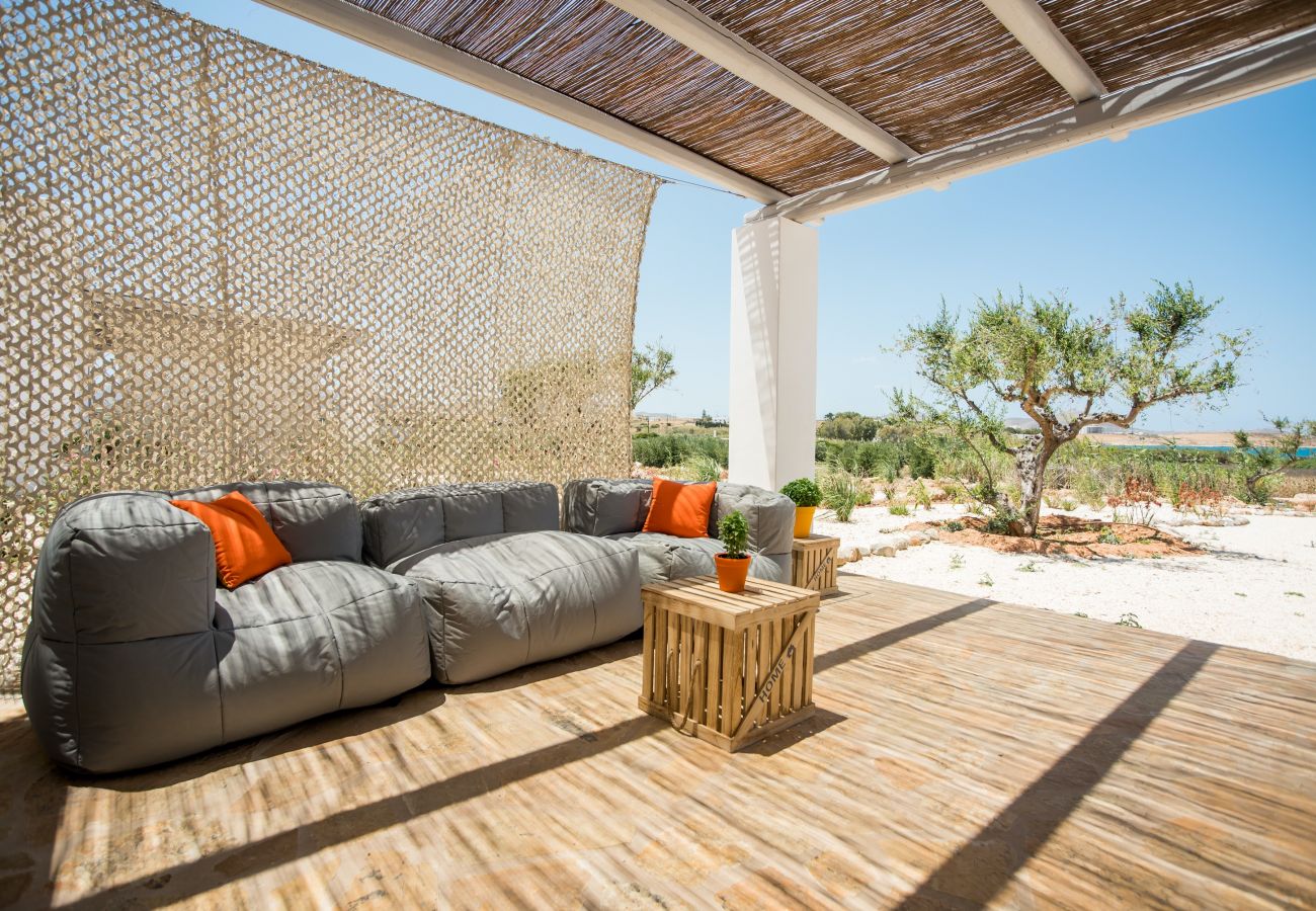 Villa in Xifara - Funky holiday villa with pool, next to the beach