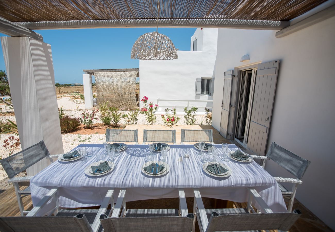 Villa in Xifara - Funky holiday villa with pool, next to the beach