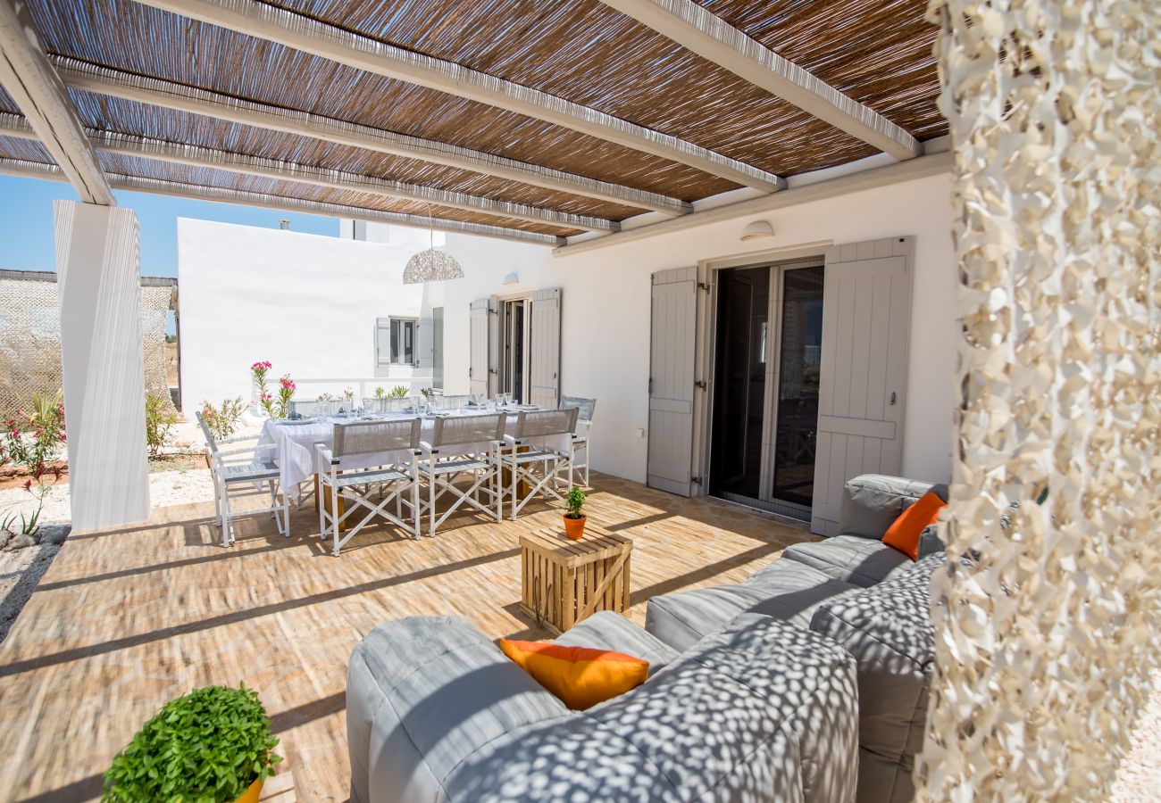 Villa in Xifara - Funky holiday villa with pool, next to the beach