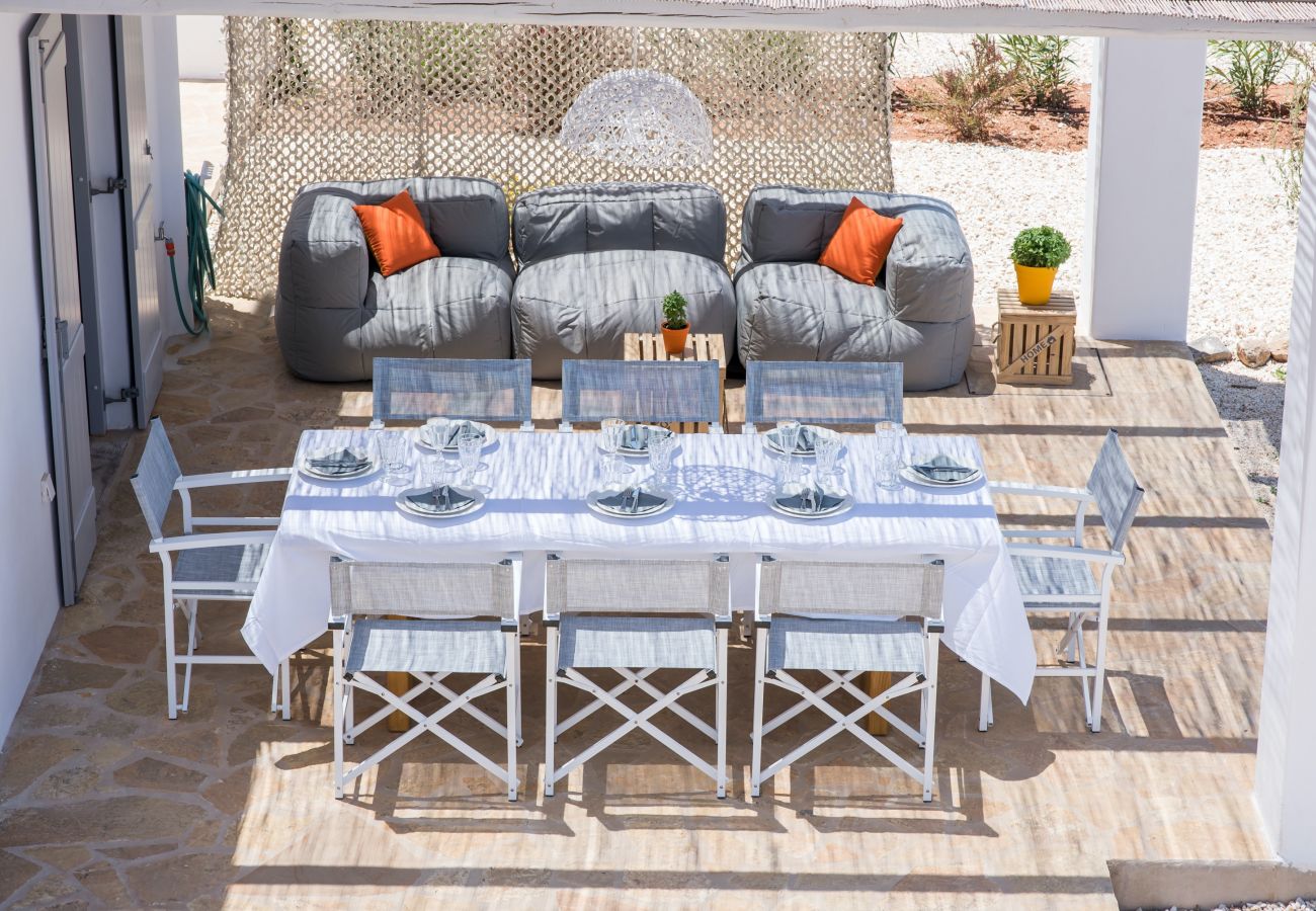 Villa in Xifara - Funky holiday villa with pool, next to the beach