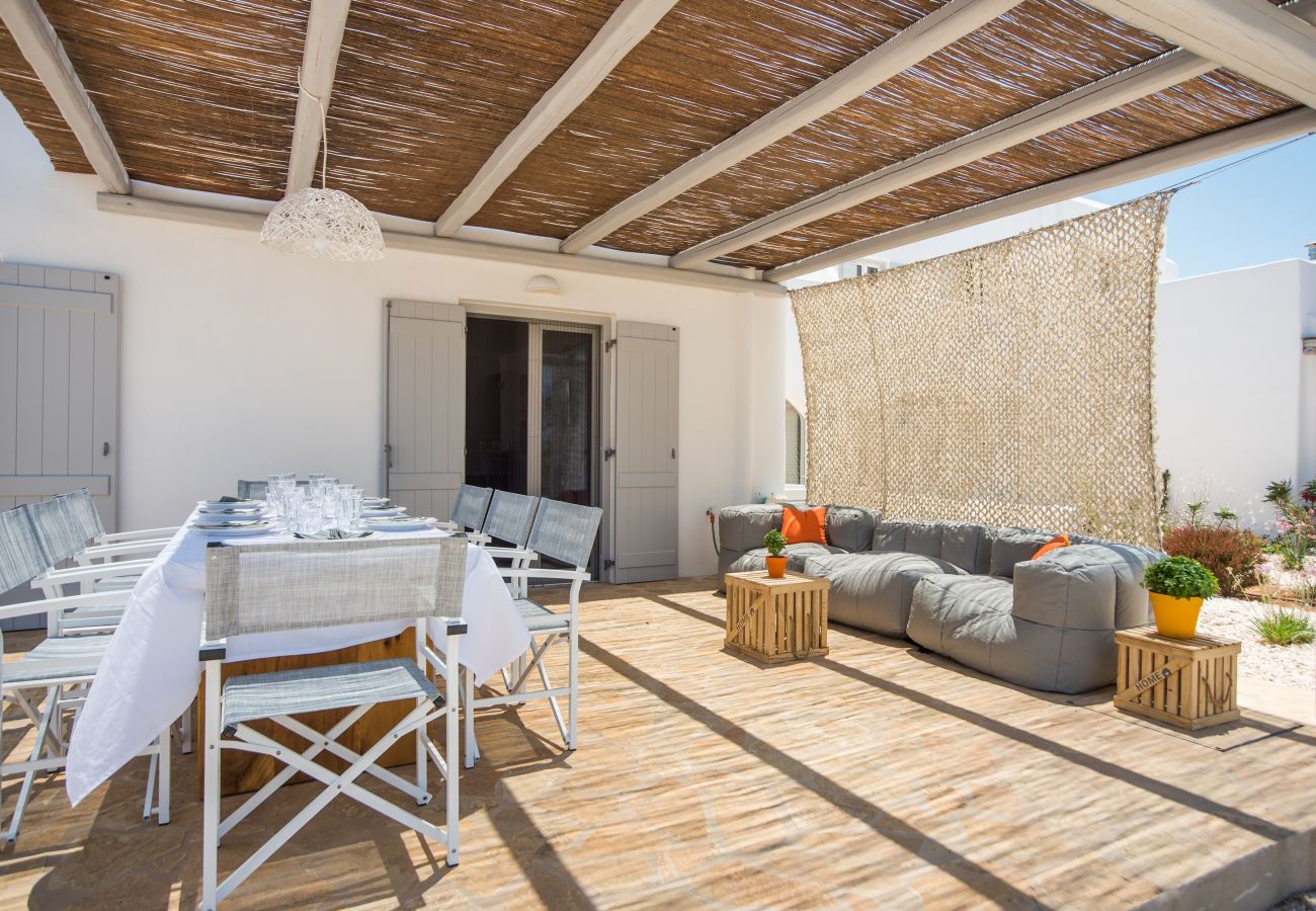 Villa in Xifara - Funky holiday villa with pool, next to the beach