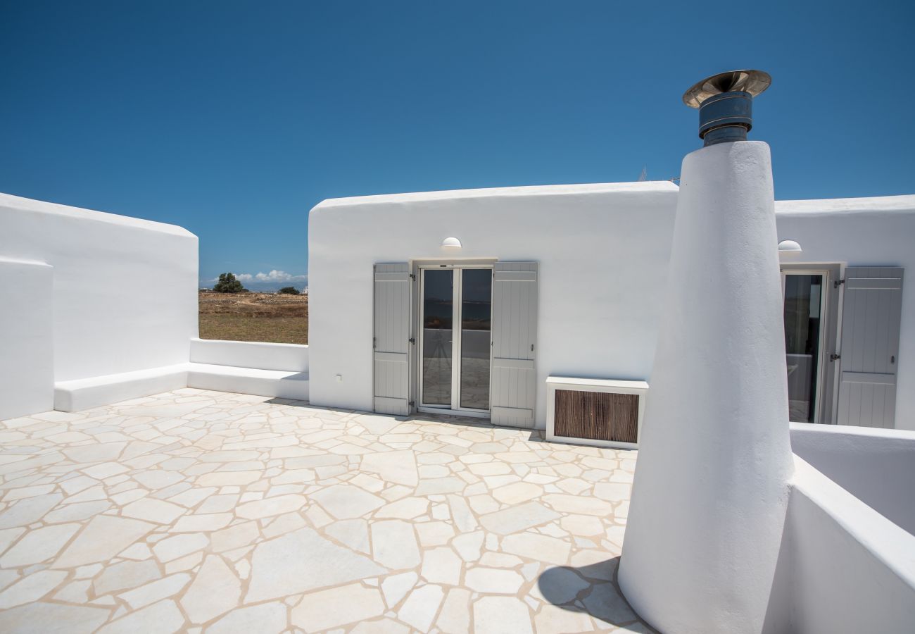 Villa in Xifara - Funky holiday villa with pool, next to the beach