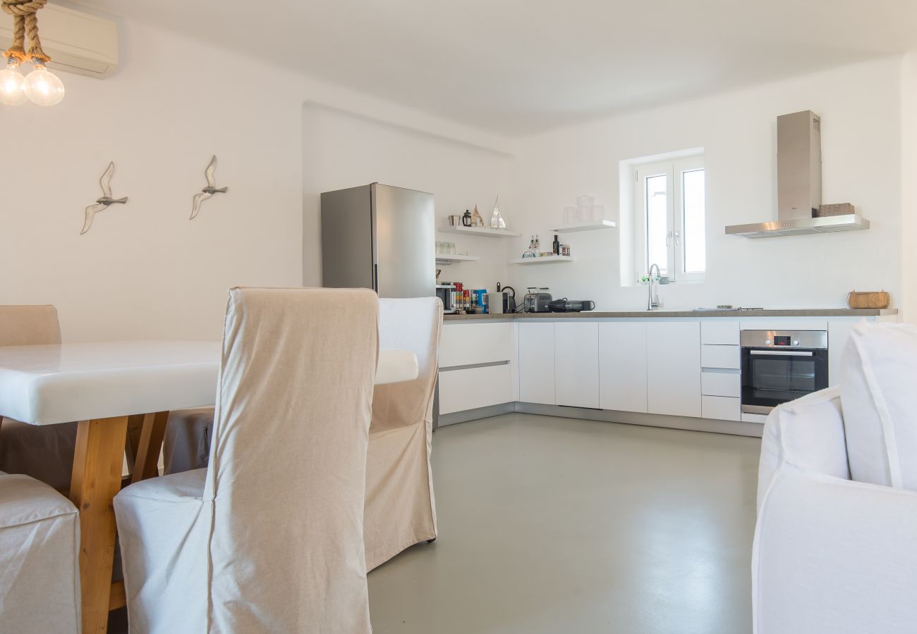 Villa in Xifara - Funky holiday villa with pool, next to the beach