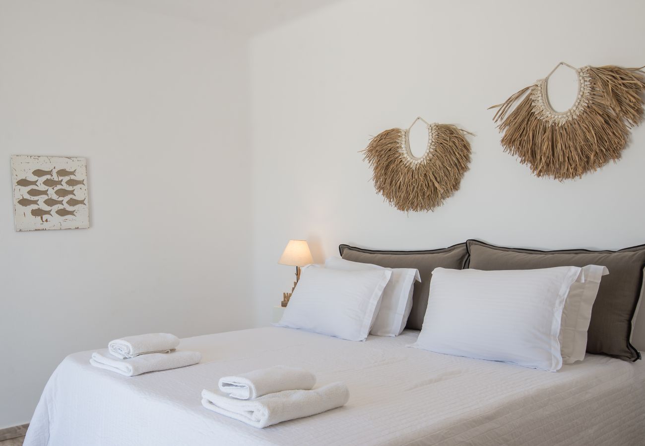 Villa in Xifara - Funky holiday villa with pool, next to the beach