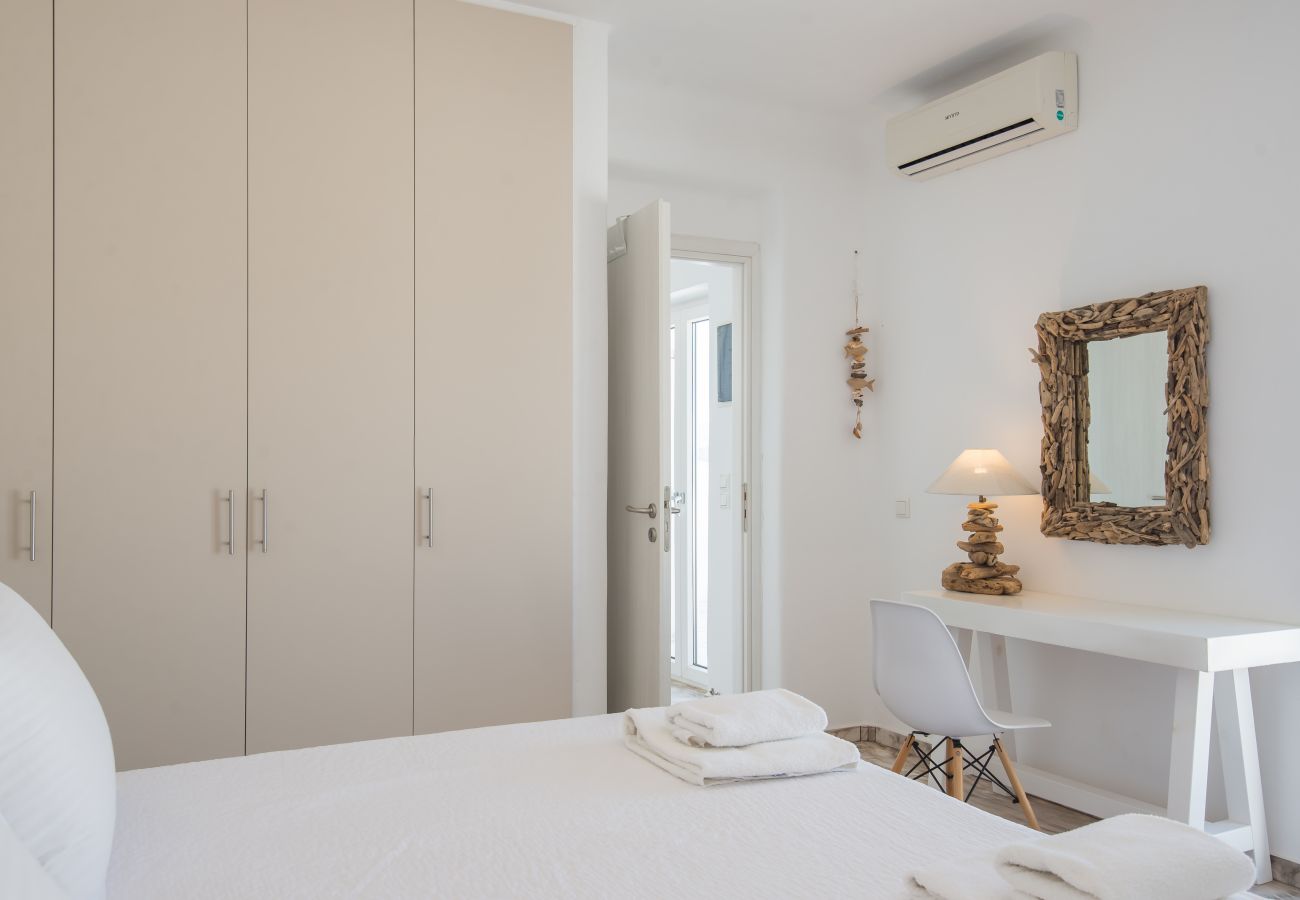 Villa in Xifara - Funky holiday villa with pool, next to the beach