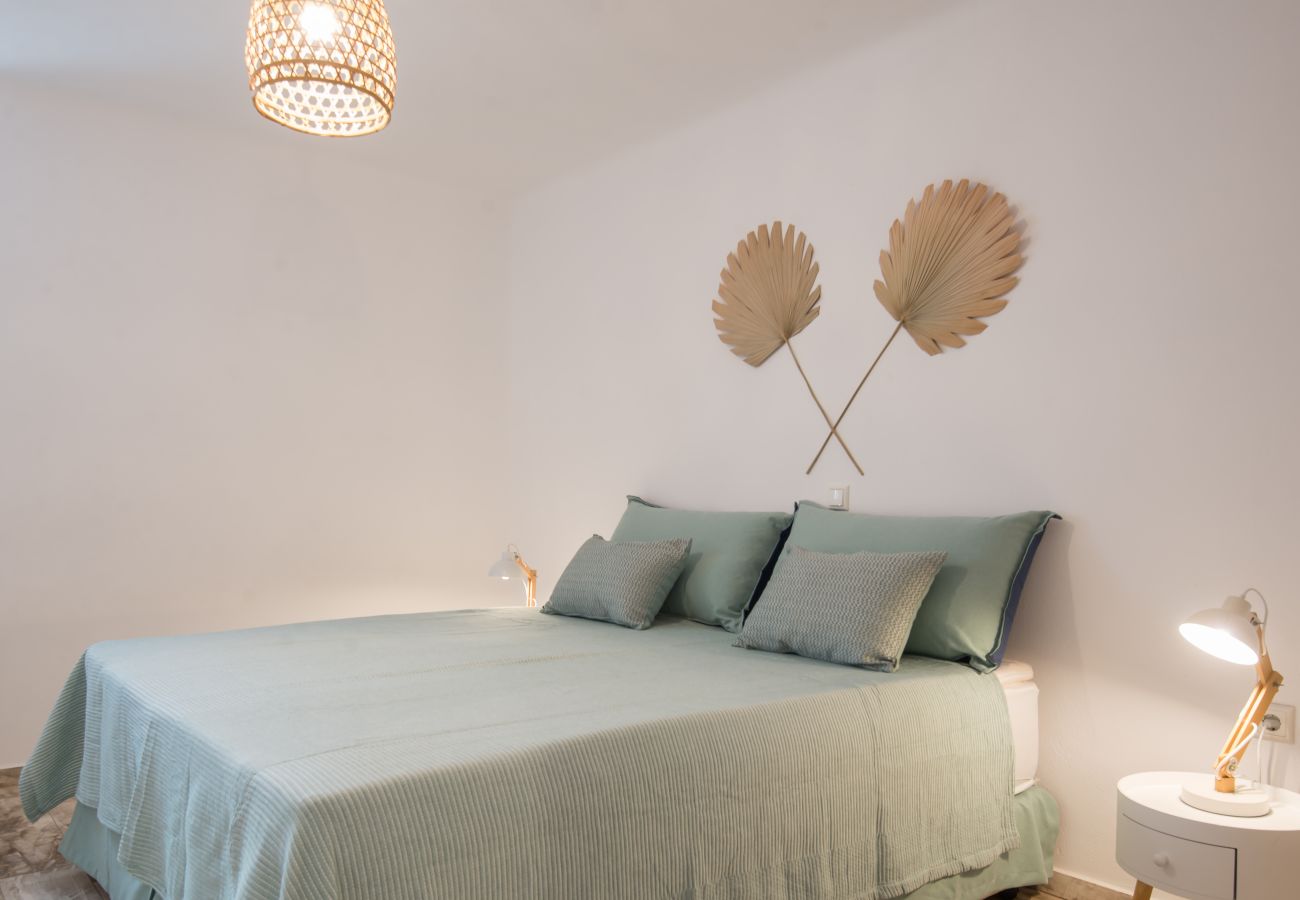 Villa in Xifara - Funky holiday villa with pool, next to the beach