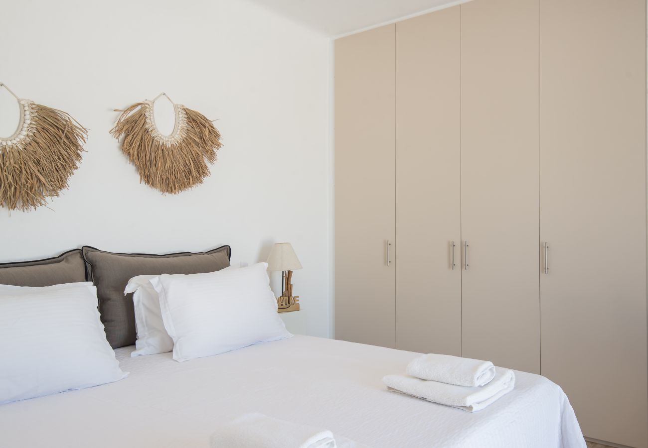 Villa in Xifara - Funky holiday villa with pool, next to the beach