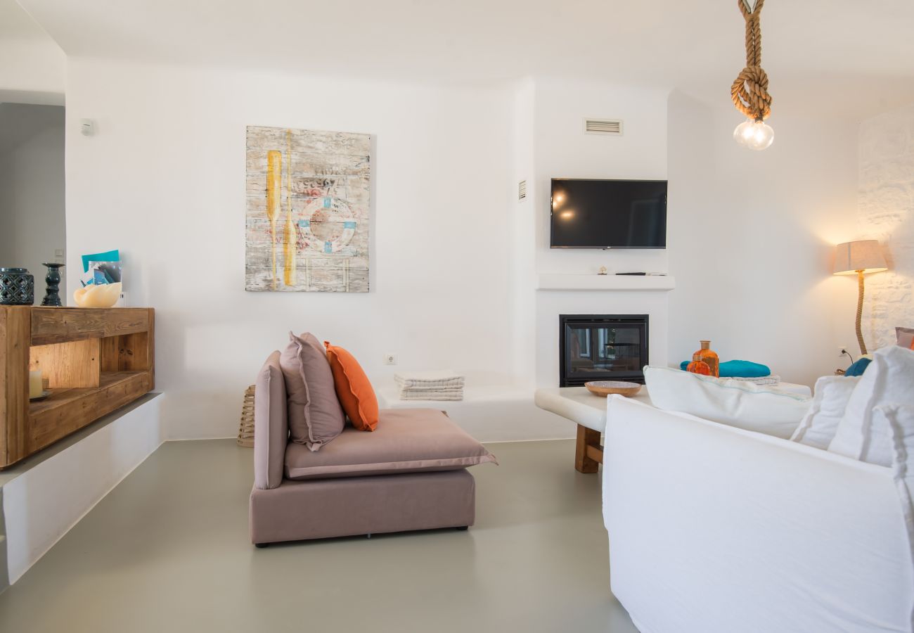 Villa in Xifara - Funky holiday villa with pool, next to the beach