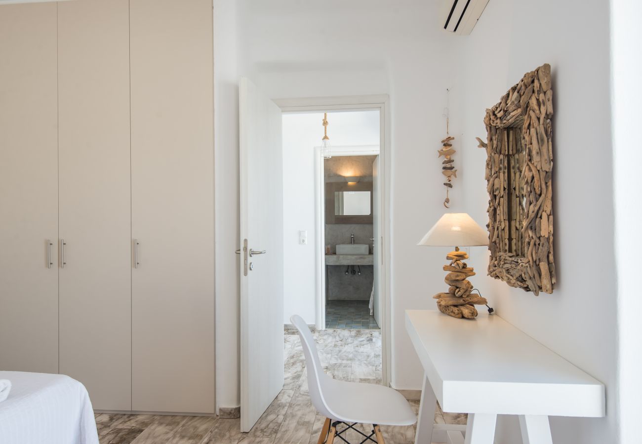 Villa in Xifara - Funky holiday villa with pool, next to the beach