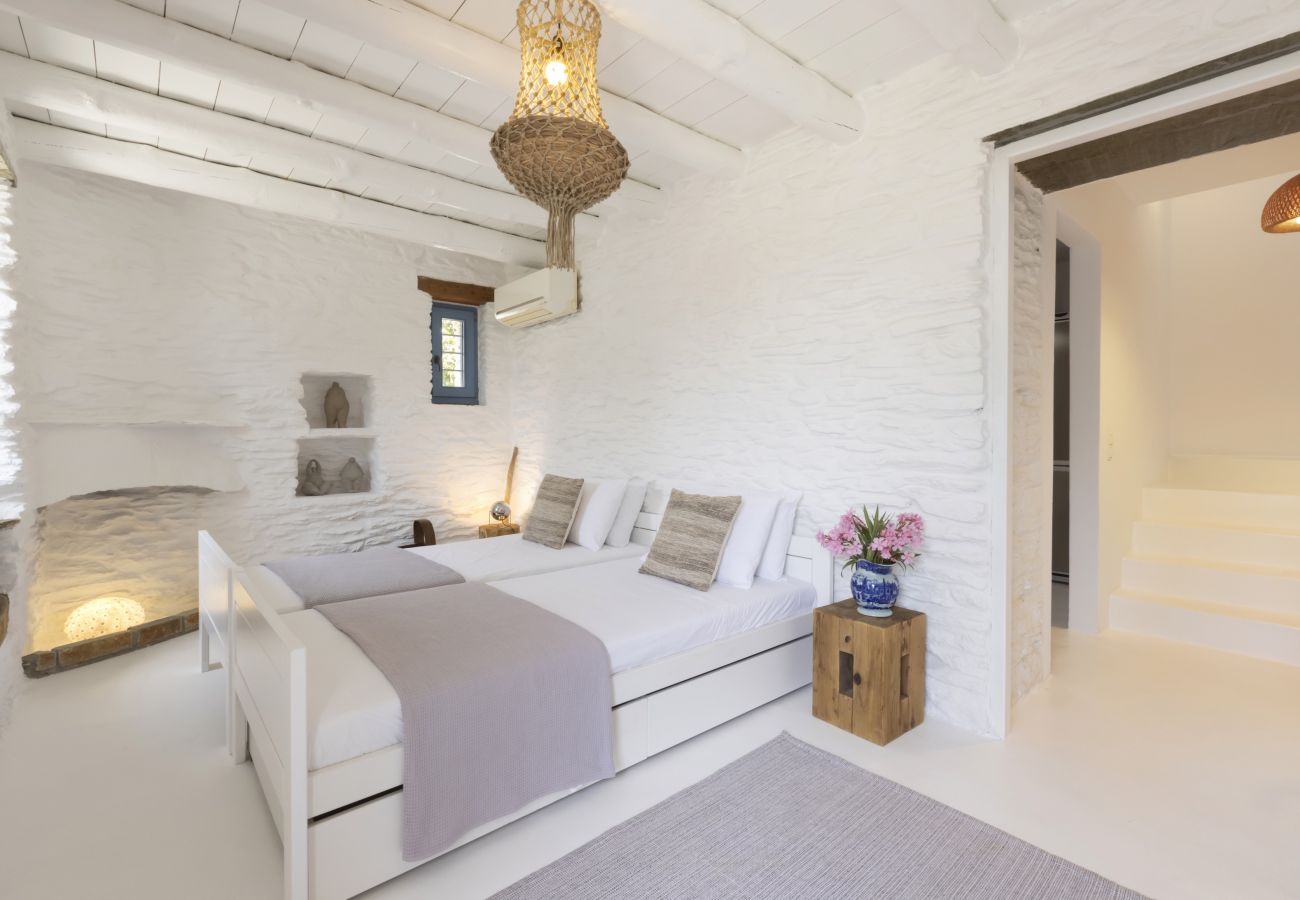 Villa in Andros - The White Villa