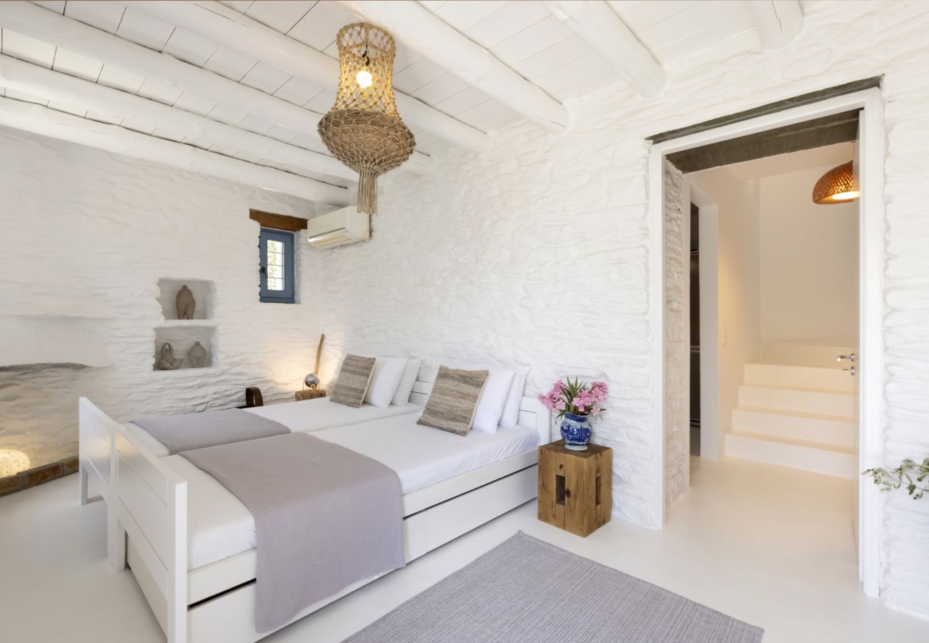 Villa in Andros - The White Villa