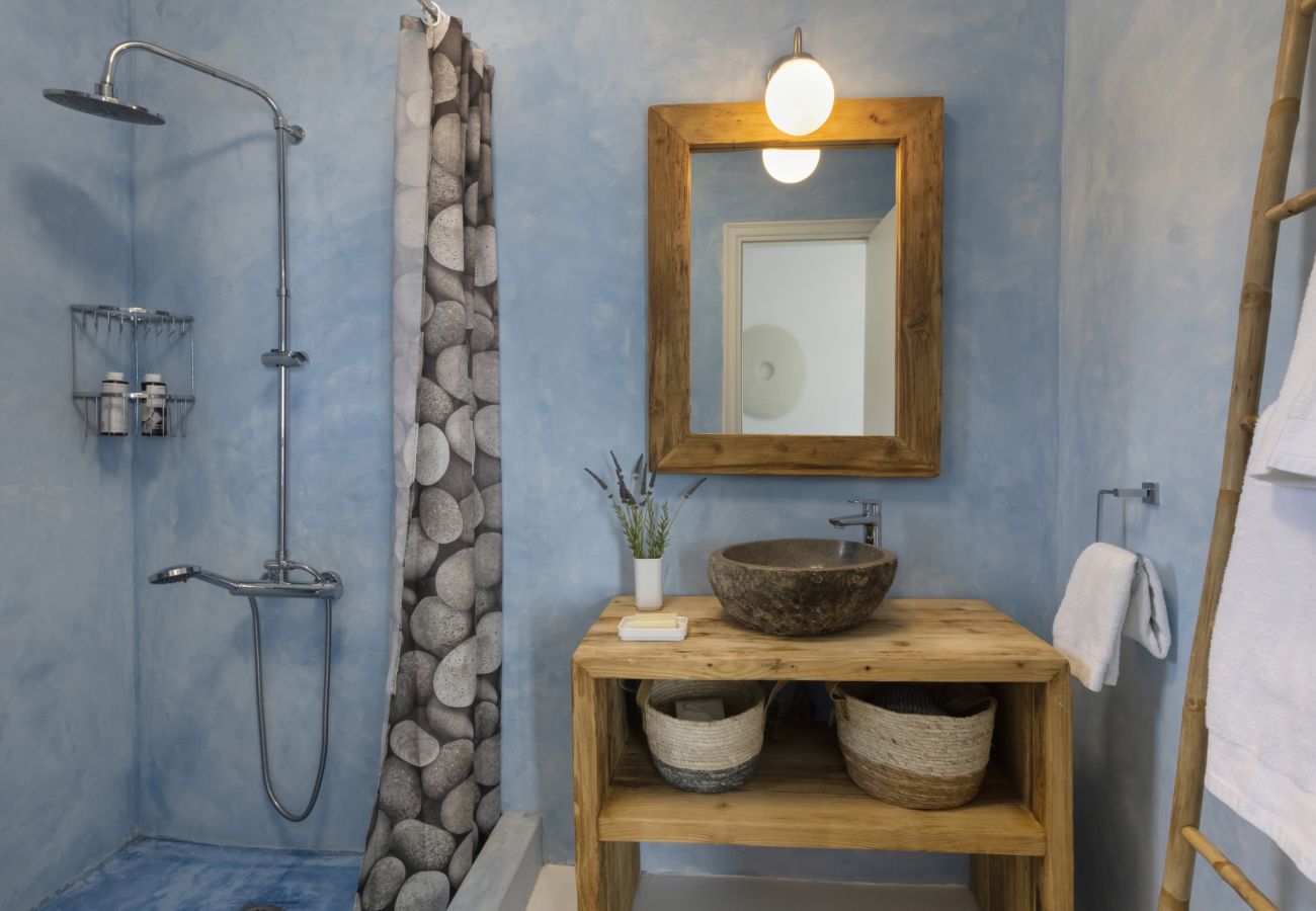 Villa in Andros - The White Villa