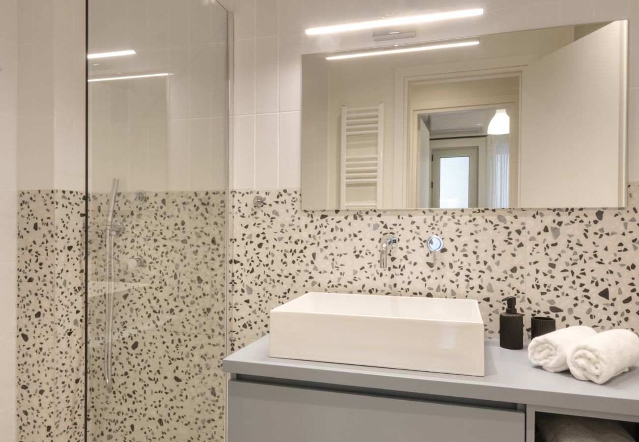 Apartment in Athens - Stylish 2BR pays homage to timeless charm.