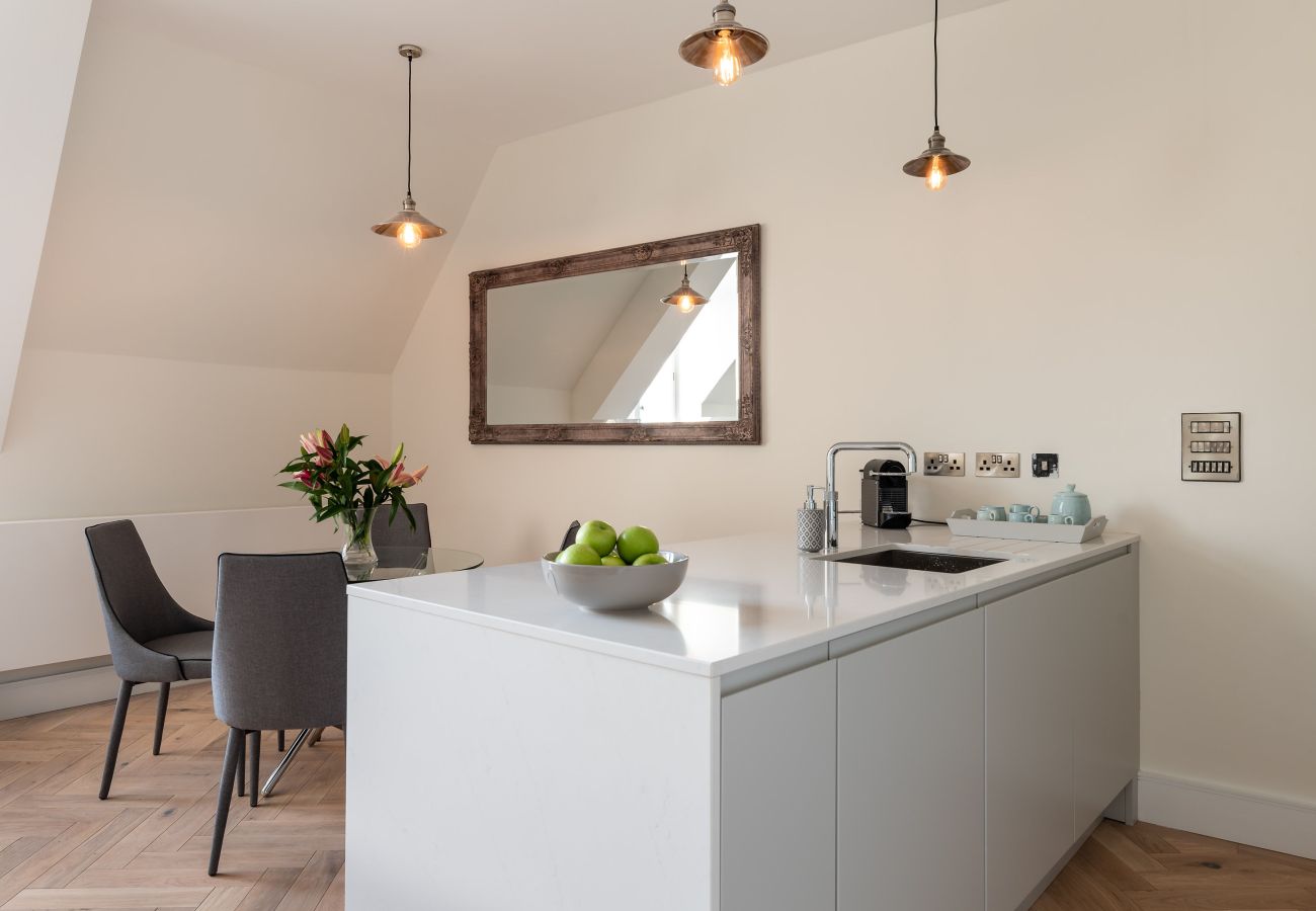 Fresh Escapes - Exeter City Centre Apartment, Cathedral View Sleeps 2