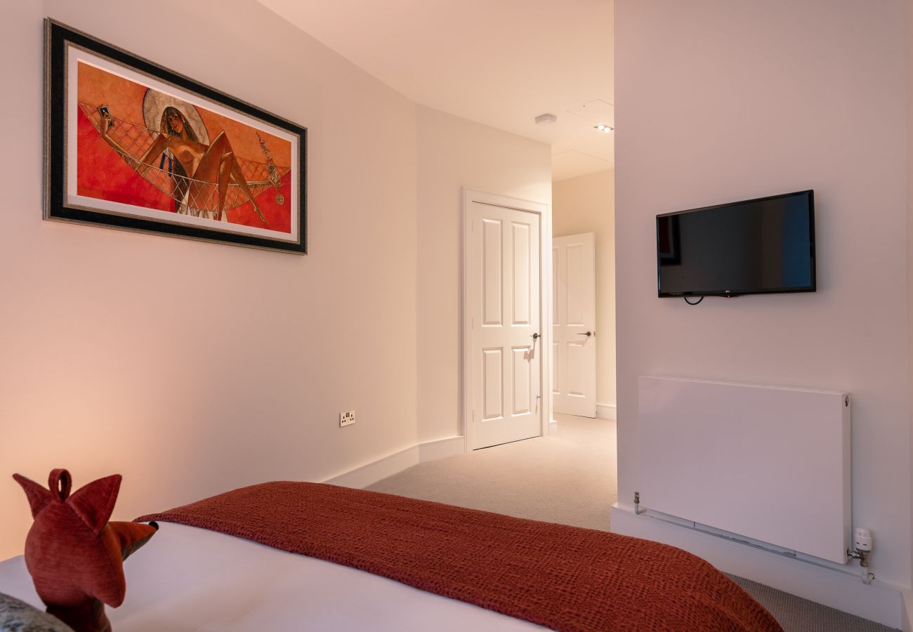 Fresh Escapes - Exeter City Centre Apartment, Cathedral View Sleeps 2