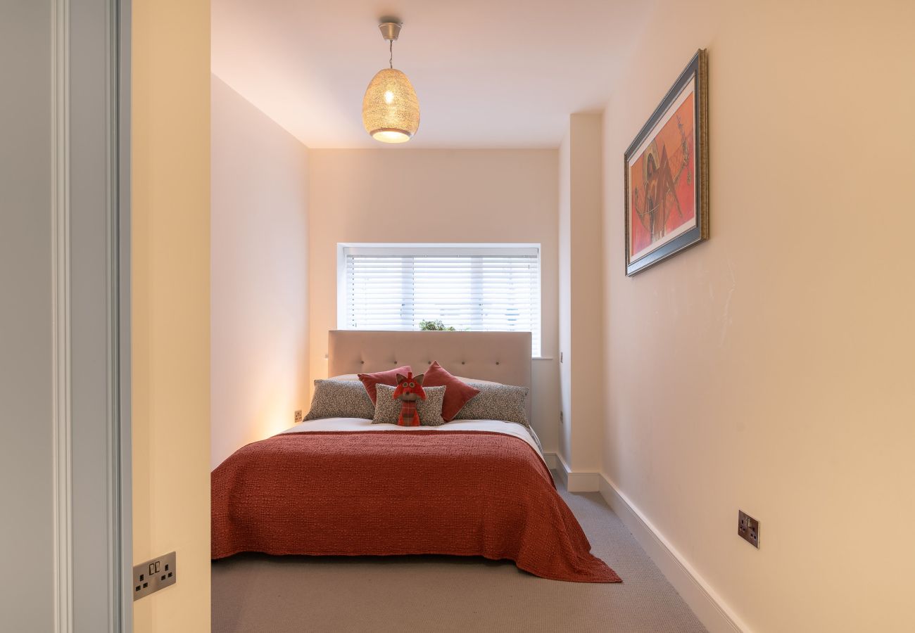 Fresh Escapes - Exeter City Centre Apartment, Cathedral View Sleeps 2